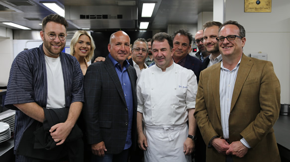 Martín Berasatgui con el grupo estadounidense en la cocina de su restaurante en Lasarte