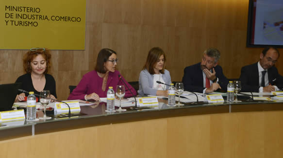 La ministra Reyes Maroto, flanqueada por María Peña, consejera delegada de ICEX, y Xiana Méndez, secretaria de estado de Comercio